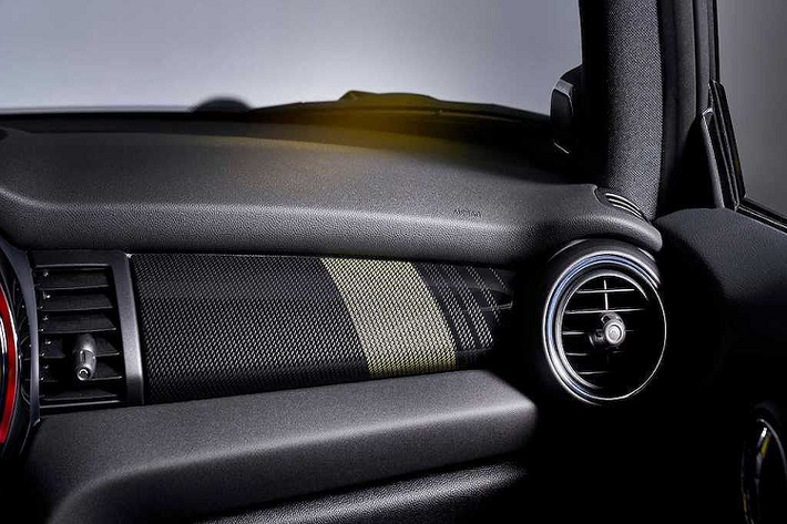 Dù mang sứ mệnh đặc biệt và sở hữu hệ động lực của tương lai, nhưng Cooper SE vẫn giữ lại thiết kế hoài cổ đã trở thành biểu tượng của những chiếc Cooper 3 cửa với động cơ đốt trong truyền thống.