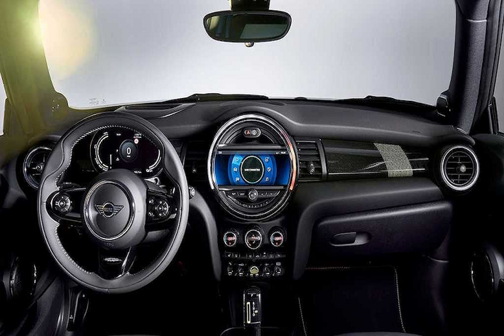 Không giống với những mẫu xe điện hoá khác, MINI Cooper SE vẫn có khoang hành lý với thể tích lớn như các phiên bản chaỵ động cơ đốt trong, đạt 211l. Nếu gập lưng ghế sau lại, con số này được đẩy lên thành 731l - một lần nữa không khác biệt so với những chiếc MINI 3 cửa bình thường.
