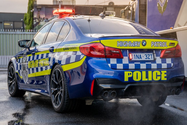 “Với chiếc xe tuần tra BMW M5 Comptition tuyệt vời này gia nhập vào đội hình cảnh sát Victoria, hiệu suất phục vụ gần như đã tăng thêm một bậc”, CEO BMW tại Austrialia, ông Vikram Pawah hứng khởi cho biết.