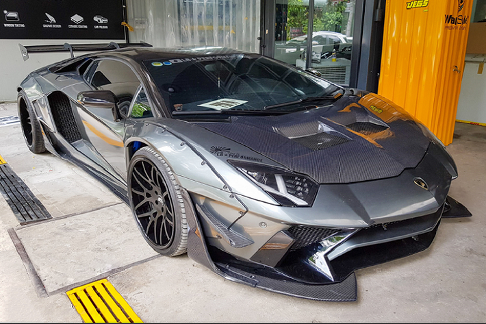 Với việc chiếc siêu xe độ Liberty Walk thứ năm sẽ xuất hiện tại Việt Nam trong thời gian tới, hãy cùng nhìn lại bốn chiếc siêu xe đình đám từng được chủ nhân nâng cấp với gói độ đến từ hãng độ xe Nhật Bản này.