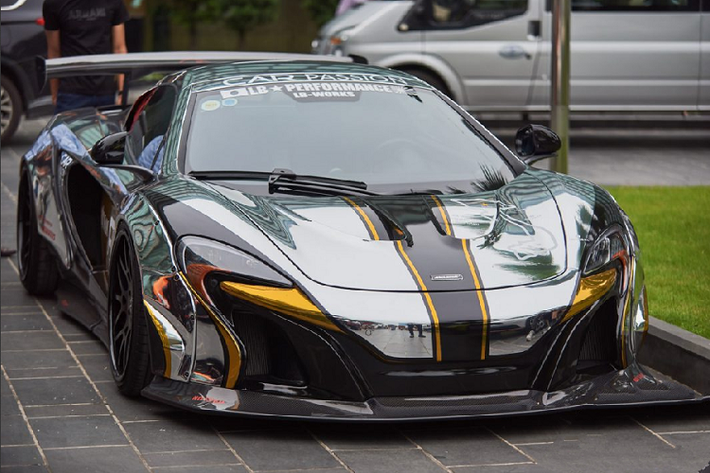 Mclaren 650S Spider - Cuối cùng nhưng không kém phần quan trọng đó là chiếc Mclaren 650S Spider của một doanh nhân tại Hà Nội. Chiếc xe được thực hiện trong lần thứ ba các chuyên gia Nhật Bản đến nước ta. Với khả năng mở mui của một chiếc Spider, xe trở nên nổi bật và khác biệt so với ba chiếc siêu xe mui cứng (coupe) phía trên.