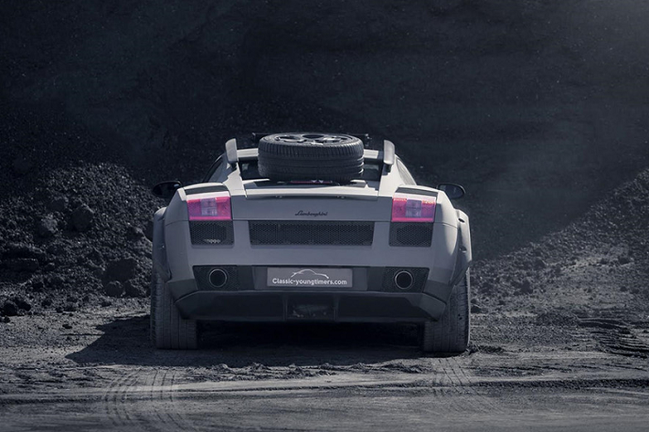 Ngoại trừ Lamborghini Urus, đây là "siêu bò" thứ 2 có thể đi trên địa hình phức tạp.