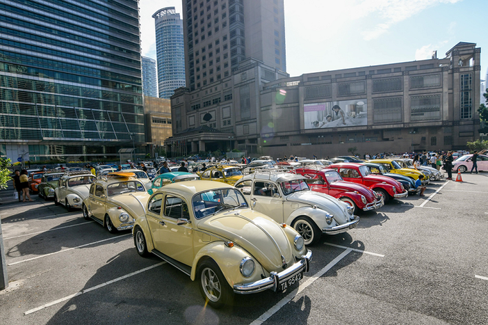 Sau hơn 8 thập kỷ, 3 thế hệ và hơn 21 triệu xe đến tay khách hàng, mẫu xe ôtô Volkswagen Beetle đã chính thức khép lại hành trình đầy oai hùng của mình vào ngày 10/7 vừa qua. Ngày hội Volkswagen Beetle được Volkswagen Passenger Cars Malaysia (VPCM) tổ chức vào cuối tuần trước như một sự tri ân đối với dòng xe huyền thoại này.