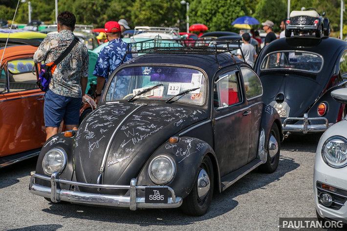 Không gian bên trong của Beetle là khá khiêm tốn, một chủ xe còn gắn thêm giá treo hành lý ở phía ngoài.