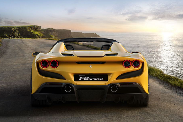 Ferrari trang bị cho F8 Spider hệ thống cải tiến động học FDE+ (Ferrari Dynamic Enhancer) phiên bản mới mà có thể kích hoạt trong vị trí “RACE” của bộ điều khiển – một thiết kế để giúp đưa hiệu suất xe đạt tới mức tới hạn đỉnh cao dễ hơn. Thiết kế vô-lăng của xe cũng có đường kính nhỏ hơn nhằm cải thiện độ linh hoạt khi đánh lái.