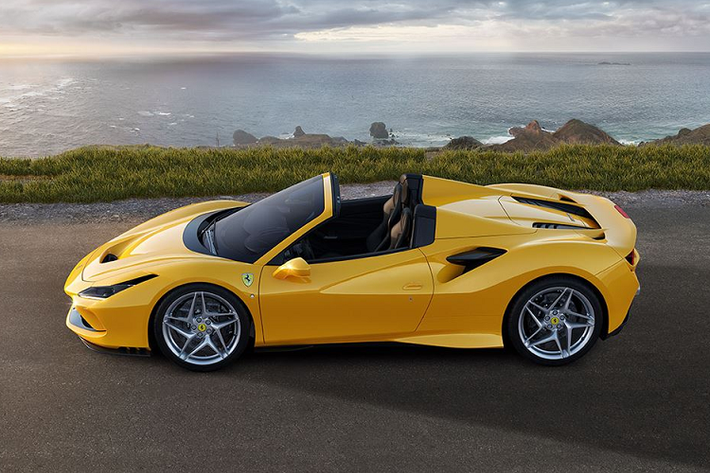 Nếu so với 488 Spider, tân binh F8 Spider được hoàn thiện ở các phương diện, từ động cơ mạnh hơn 50PS, trọng lượng nhẹ hơn 20kg cho đến việc cải tiến đáng kể về thiết kế khí động học và động lực điều khiển. Xe cũng được trang bị hệ thống kiểm soát góc trượt bên SSAC phiên bản 6.1 tương tự như F8 Tributo.