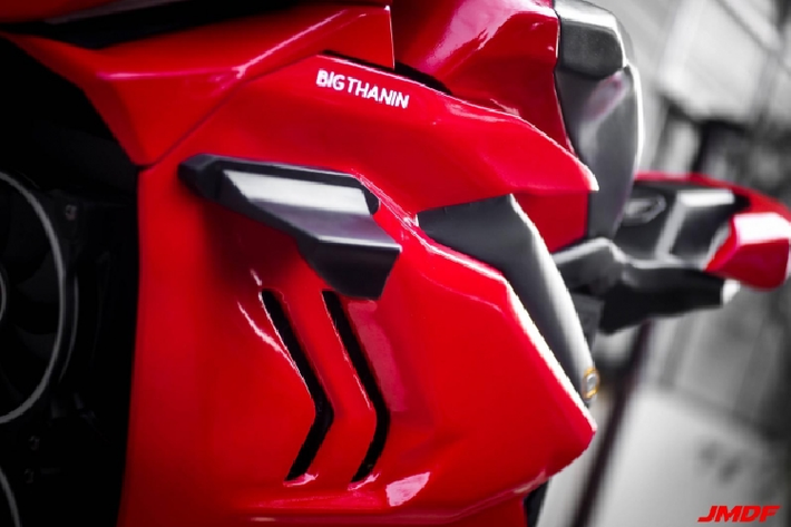 Cánh gió và lỗ thông gió khoét trên nắp Case hoàn toàn mô phỏng đúng với chiếc Ducati Panigale V4R thực thụ