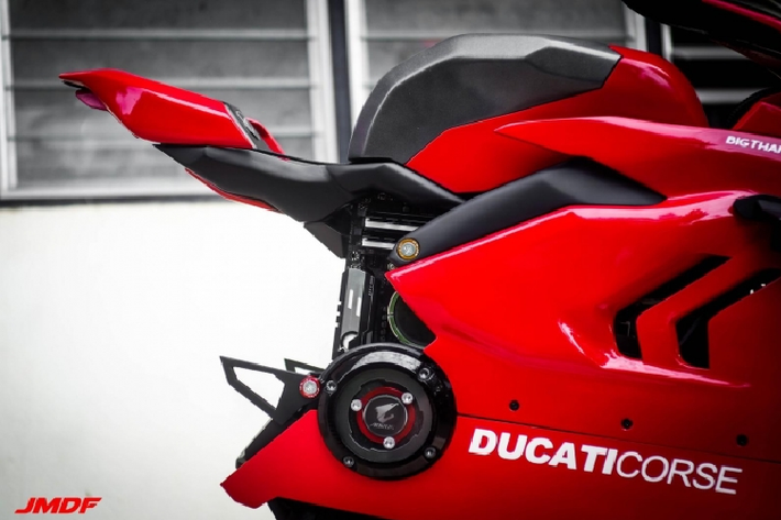 Chiếc Case máy tính Ducati Panigale V4R thu nhỏ với đầy đủ các bộ phận như yên xe, bình xăng, yếm xe và bộ ly hợp giả. Bên trong bộ nồi khô giả là logo biểu tượng Auros của thương hiệu Gigabyte.