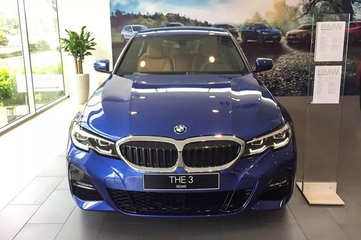 Theo thông tin chào bán từ nhân viên kinh doanh BMW, 330i M Sport thế hệ mới được đưa về nước với số lượng có hạn và đây là phiên bản full options. Với mức giá 2,379 tỷ đồng – BMW 330i M Sport mới nhập khẩu có giá cao hơn 482 triệu đồng so với đối thủ Mercedes-Benz C300 AMG có giá 1,897 tỷ đồng, vượt qua cả Mercedes-Benz E 200 & E 200 Sport có giá bán lần lượt: 2,130 và 2,317 tỷ đồng.