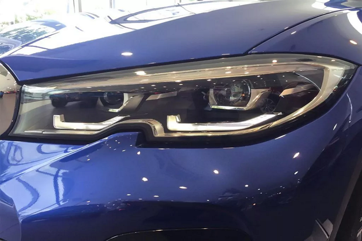 Nội thất BMW 330i M Sport mới được trang bị buồng lái kỹ thuật số - BMW Live Cockpit Professional sử dụng 2 màn hình bao gồm: hỗ trợ lái 12,3 inch và cảm ứng trung tâm 10,25 inch ‘’chạy’’ hệ điều hành BMW Operating 7.0 mới nhất của hãng xe Đức, hỗ trợ kết nối điện thoại thông minh.