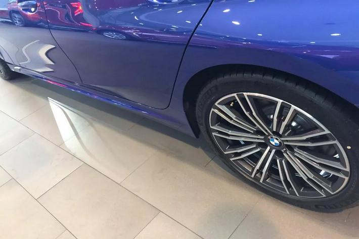 BMW 330i M Sport tại Việt Nam có trang bị nhiều hệ thống an toàn & hỗ trợ lái như: điều khiển hành trình thích ứng, hệ thống hỗ trợ giữ làn đường (Lane Keep Assist)...