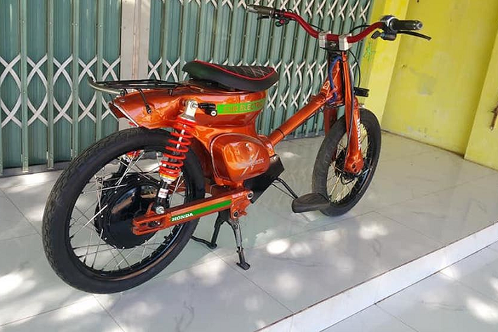 Ngoài ra bản độ còn tiện dụng hơn khi có thêm baga nhỏ chằng đồ phía sau. Mức ắc quy được chỉ báo qua một bộ đèn nhỏ trên ghi-đông. Với chi phí không quá cao, một bản độ Honda Super Cub chạy điện đã được tạo ra ở Việt Nam với chi phí không quá lớn so với các giải pháp tương tự ở nước ngoài.