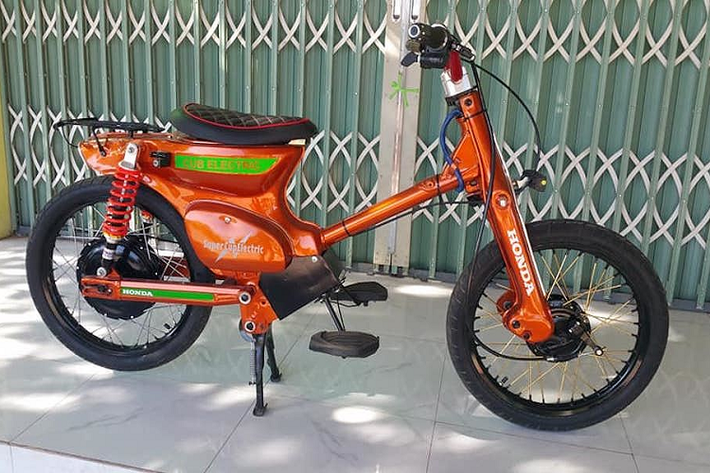 Hiện tại không chỉ có xe hơi, cả Thế giới xe 2 bánh cũng đang dần chuyển từ động cơ đốt trong sang mô-tơ điện. Là hãng xe máy lớn nhất Thế giới, Honda đã dự đoán được tương lai này và từng tung ra chiếc EV Cub - phiên bản chạy điện của dòng Honda Super Cub huyền thoại dưới dạng ý tưởng từ năm 2015.
