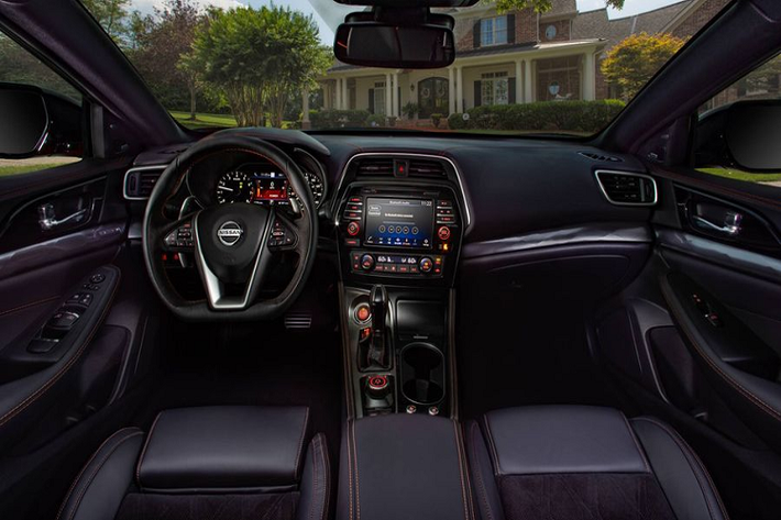 Ngoài ra, gói tùy chọn Premium Package trước đây, bao gồm cửa sổ trời Dual Panel Panoramic Moonroof và màn hình quan sát xung quanh, hiện cũng là trang bị tiêu chuẩn của Maxima SR 2020.