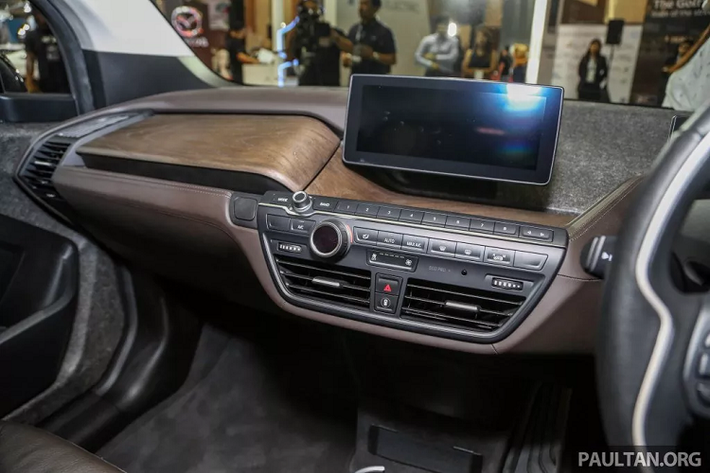 Giống như trên i3, i3s được phát triển dựa trên nền tảng BMW i LifeDrive với thân xe làm bằng nhựa gia cố sợi carbon (CFRP) và mô-đun Drive được làm hoàn toàn bằng nhôm.