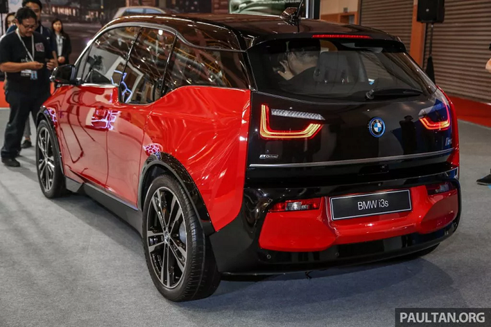 Pin của BMW i3s được hãng xe sang BMW bảo hành 08 năm hoặc 100.000 km và được cấu tạo thành từ 8 mô-đun. Rất khó có khả năng các chủ sở hữu sẽ phải thay thế tất cả các mô-đun khi sử dụng trọn đời chiếc xe, nếu cần thiết phải thay thế xe sẽ thông báo cho chủ sở hữu. Được biết, chi phí của một mô-đun là 7.300 RM (khoảng 40 triệu đồng).