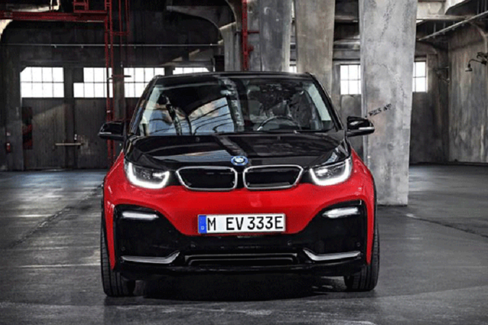 Nhìn chung, i3s có công suất tăng 14 mã lực và 20 Nm so với bản i3 thông thường. Với sức mạnh hơn 180 mã lực, i3s có khả năng tăng tốc từ 0 – 100 km/ h trong 6,9 giây trước khi đạt tốc độ tối đa 160 km/ h. Để cung cấp năng lượng cho động cơ điện tử, i3s đi kèm với pin lithium-ion (42,2 kWh/ 120 Ah) được bố trí dưới sàn xe.