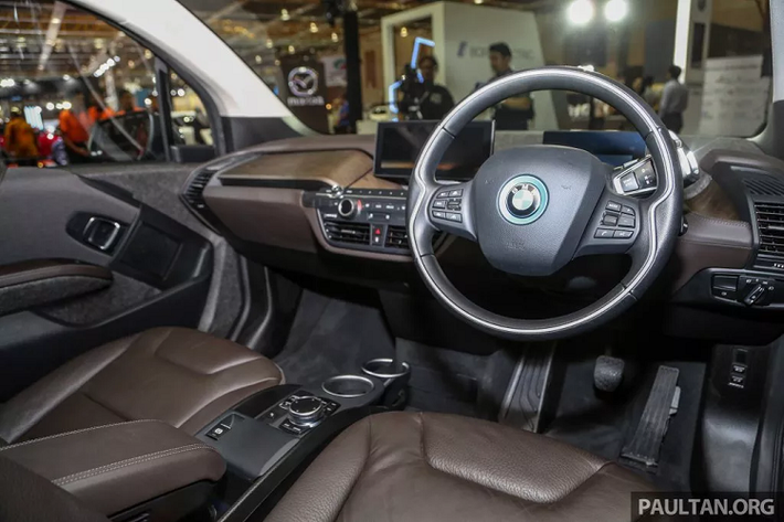 BMW i3s đi kèm với nhiều hệ thống như: cân bằng điện tử Dynamic Stability Control (DSC) được tối ưu hóa, hệ thống kiểm soát phanh khúc cua - Cornering Brake Control (CBC) và hệ thống kiểm soát lực phanh chủ động (Dynamic Brake Control).