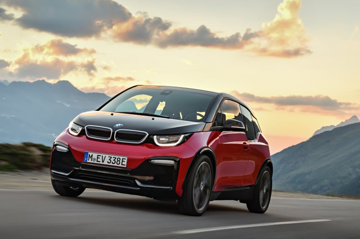 Xe ôtô điện BMW i3s về cơ bản là một phiên bản thể thao hơn của dòng i3 được hãng xe Đức giới thiệu vào cuối tháng 08/2017, i3s được xem là một phiên bản nâng cấp facelift giữa đời cho dòng xe i3. "Trái tim" i3s sử dụng một động cơ điện cải tiến sản sinh công suất tối đa 184 mã lực (137 kW) và mô men xoắn cực đại 270Nm.