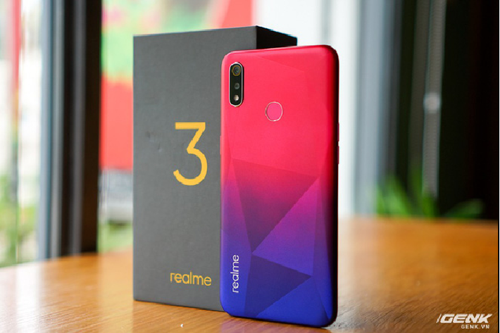 Khác với đổ màu bóng bẩy trên mặt lưng, chiếc điện thoại Realme 3 mới mang tên Kim Cương Hồng này có phần nhám hơn, vẫn sử dụng cách pha màu gradient nhưng lần này rõ rệt hơn so với trước.