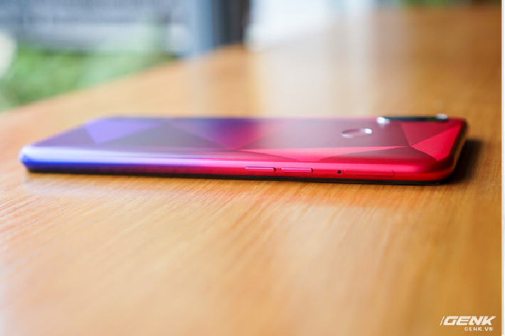 Hai cạnh cũng được phủ màu chuyển gradient.