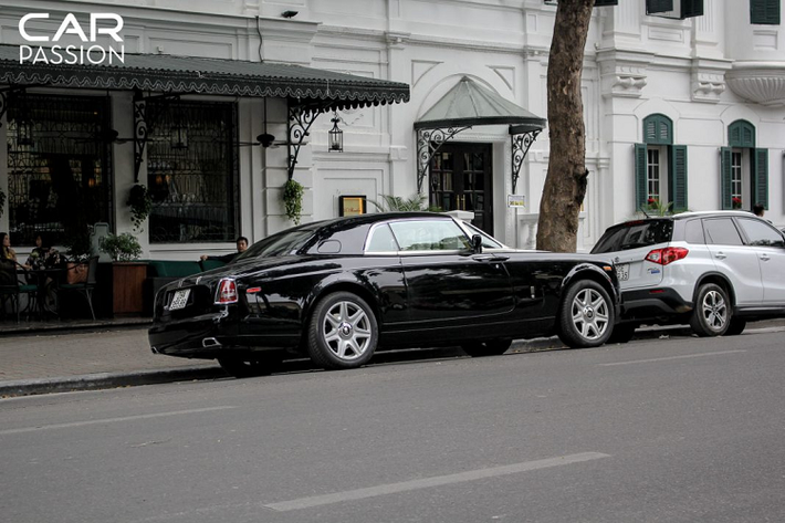 “Bộ sưu tập” Phantom tại Việt Nam có sự góp mặt của khá nhiều những phiên bản đặc biệt. Trong đó phải kể đến những chiếc Phantom VII độc nhất vô nhị dành cho thị trường Việt Nam như bộ sưu tập Phantom Đông Sơn với mẫu xe “Lửa thiêng”, hay chiếc “Hòa bình vinh quang”, “Mặt trời Phương Đông”