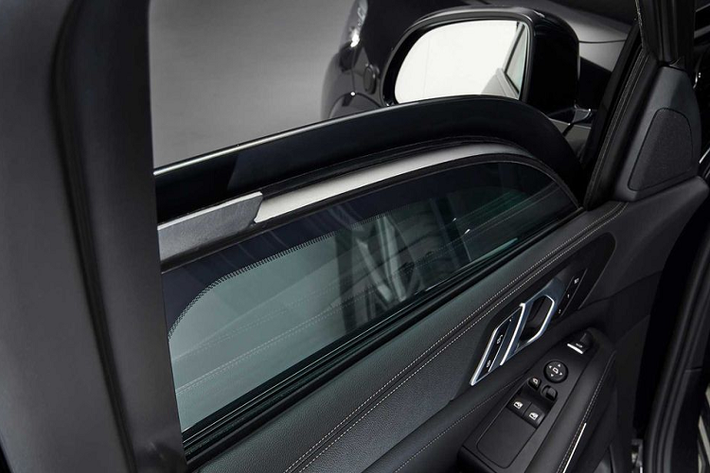 Ngoài ra, hệ thống khung gầm bằng nhôm siêu cứng cũng là một điểm đáng chú ý trên X5 Protection VR6 khi giúp xe vừa "giảm cân" tối đa lại vừa tối ưu hoá khả năng chống các loại bom, thuốc nổ từ phía bên dưới.