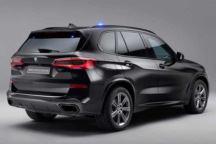 Xe bọc thép BMW X5 Protection VR6 được trang bị bộ mâm đa chấu với kích thước 20 inch, lốp gia cường bằng cao su đặc biệt. Từ đó, xe vẫn có thể chạy được ngay cả bị bắn thủng lốp. Theo nhà sản xuất, BMW X5 Protection VR6 được trang bị hệ thống cửa kính trên xe dày tới 30 mm cho cả 4 cửa, loại kính này có thể dễ dàng chống các loại đạn của AK-47 một cách ngọt ngào.