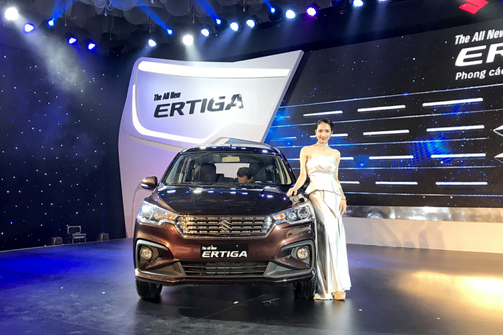 Vừa ra mắt thị trường Việt vào cuối tháng 6/2019, mẫu xe giá rẻ 7 chỗ MPV Suzuki Ertiga 2019 có lợi thế thu hút khách hàng nhờ bán ra thấp nhất phân khúc hiện nay, chỉ từ 499 – 549 triệu đồng. Với giá bán này, trước đây, khách hàng chỉ có thể mua được một mẫu sedan cỡ B. Sự tái suất của Ertiga khiến cho cuộc chiến phân khúc MPV 7 chỗ cỡ nhỏ tại Việt Nam thêm rất sôi động.