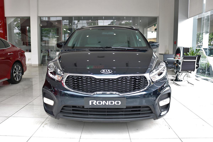 Cầm trong tay khoảng 700 triệu đồng, khách hàng tại cả Hà Nội cũng như TP HCM đều có thể hoàn tất chi phí để ra biển số Kia Rondo phiên bản số sàn. Giá xe Kia Rondo hiện bán ra từ 585 triệu đồng.