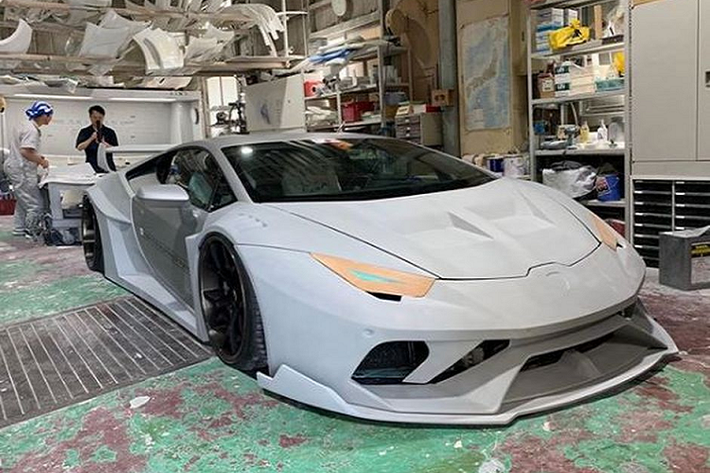Dù có tên gọi chính thức là LB-Silhouette Works Huracan GT, tuy vậy, nhiều người vẫn thường gọi siêu phẩm này với cái tên quen thuộc Lamborghini Huracan GT Liberty Walk.