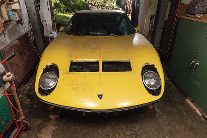 Siêu xe Lamborghini Miura có số khung 4245 được ông Walter Becker, vốn là giám đốc quảng cáo tại Nurnberg (Đức), mua năm 1971. Becker sở hữu xe tới năm 1974 rồi bán lại cho tay đua bán chuyên nghiệp Hans-Peter Weber.