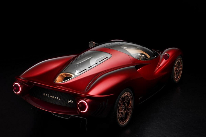 Trong dòng tweet đăng tải hôm 8/7, ông này cáo buộc De Tomaso sao chép siêu xe Ferrari P3/4, đồng thời vay mượn thiết kế của Ferrari P4/5. Riêng phần nội thất được cho là của Pagani.