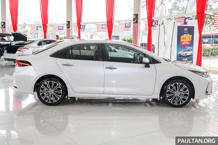 Cả 02 phiên bản 1.8L của Corolla Altis mới đều sử dụng chung động cơ 4 xi-lanh thẳng hàng Dual VVT-i hút khí tự nhiên dung tích 1.8L (2ZR-FE) quen thuộc cho công suất tối đa 137 mã lực tại 6.000 vòng / phút và mô-men xoắn cực đại 172 Nm tại 4.000 vòng / phút.