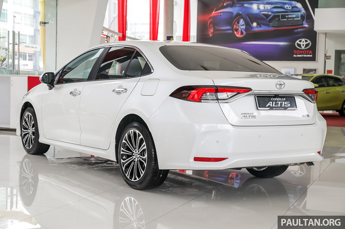 Bên cạnh các hệ thống an toàn quen thuộc như: ABS/HAC/VSC/TRC và 07 túi khí an toàn. Mức giá xe Toyota Corolla Altis 2019 lần lượt cho 2 phiên bản 1.8E và 1.8G của Corolla Altis tại Malaysia từ 128.888 và 136.888 Ringgit (tương đương 716,4 và 760 triệu đồng).