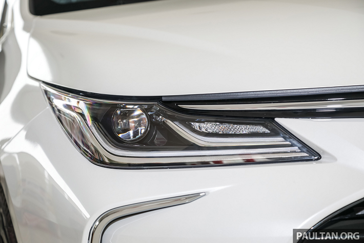 Bước sang thế hệ mới, xe sử dụng nền tảng toàn cầu mới của Toyota (TNGA), nền tảng này đang được sử dụng trên Camry và C-HR mới. Mặc dù vậy, chiều dài cơ sở của Corolla Altis vẫn được giữ nguyên ở mức 2.700 mm, chiều tài tổng thể đã tăng hơn 10 mm (4.630 mm), rộng hơn 5 mm (1.780 mm) và thấp hơn 45 mm (1.435 mm) so với thế hệ trước.