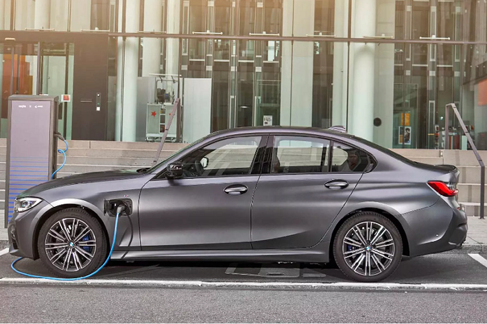 BMW 330e plug-in hybrid có thể tăng tốc từ 0 – 100 km/h chỉ trong vòng 5,9 giây, trước khi đạt tốc độ tối đa 230 km/h (mặc dù không rõ những thông số này có đạt được khi sử dụng XtraBoost hay không). Phiên bản plug-in hybrid 330e có mức tiêu thụ nhiên liệu trung bình rất khiêm tốn ở mức 1,7 lít / 100 km.