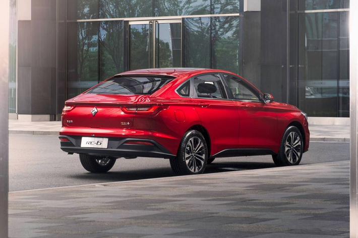Về Baojun RC-6, chiếc crossover thể thao lớn hơn cả RM-5, xe có kích thước dài x rộng x cao lần lượt là 4.925 x 1.880 x 1.580 mm, chiều dài cơ sở 2.800 mm và gầm xe 1988 mm. RC-6 có sẵn với 6 biến thể khác nhau, giá bán từ 11.970 USD - 17.470 USD (khoảng 278,3 - 406,2 triệu đồng).
