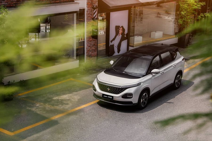 Hướng tới đối tượng là những gia đình trẻ, Baojun RM-5 2020 mới gây ấn tượng khi có tới 12 biến thể, giá bán xe Baojun mới dao động từ 12.250 USD - 17.050 USD (tương đương 284,8 đến 396,5 triệu đồng).