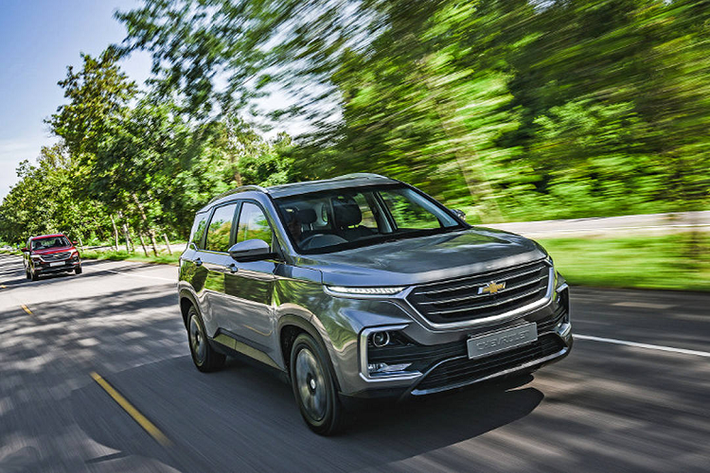 Chevrolet Captiva hoàn toàn mới có chiều dài 4.655 mm, rộng 1.835 mm, cao 1.760 mm và chiều dài cơ sở ở mức 2.750 mm. Nền tảng khung gầm dẫn động cầu trước. Xe vận hành bằng động cơ Honeywell loại 1.5L 4 xy-lanh tăng áp, có công suất 143 mã lực ở vòng tua máy 5.000 vòng/phút, mô-men xoắn cực đại 250 Nm từ 1.600-3.600 vòng/phút.