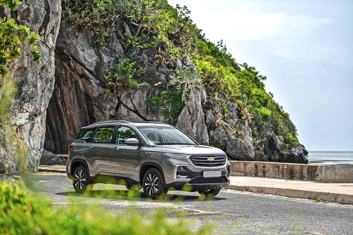 Cửa sổ trời toàn cảnh với kính tráng cách nhiệt và chống UV, tấm che nắng tự động. Cabin Chevrolet Captiva 2019 phiên bản cao cấp được trang bị màn hình cảm ứng cỡ lớn, tích hợp camera 360 độ (AVM – Around View Monitor), hệ thống điều hòa tự động…