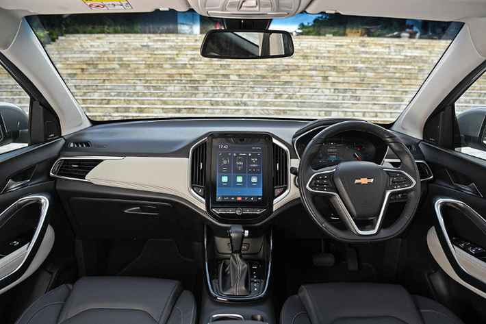 Sức mạnh truyền đến các bánh xe thông qua hộp số CVT 8 cấp. Xe có hai chế độ lái là Eco và Sport.
