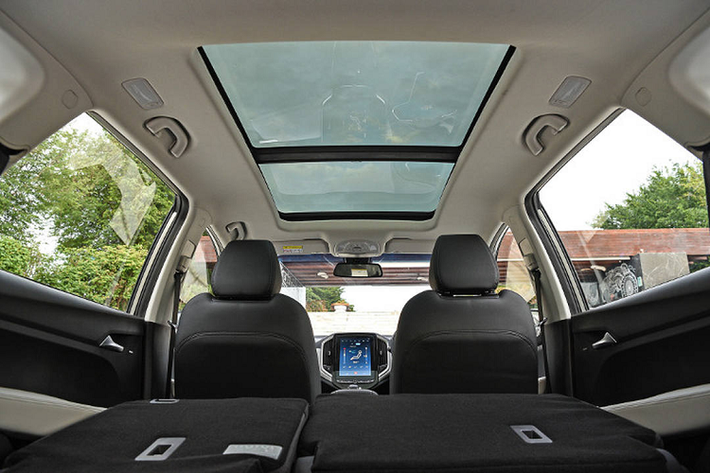 Thế hệ mới của Chevrolet Captiva 2019 mang thiết kế ấn tượng và bảnh bao hơn. Phần đầu xe nổi bật và sắc sảo hơn với cụm lưới tản nhiệt cỡ lớn, cụm định vị LED nối liền cụm lưới tản nhiệt bằng một thanh mạ chrome. Trong khi đó, đèn pha được đặt thấp tương tự phong cách của các mẫu xe nhà Hyundai như Kona hay Santa Fe thế hệ mới.