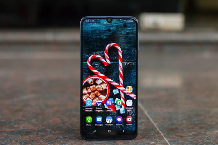 Dự kiến, Samsung Galaxy M30 tại Việt Nam từ ngày 13/8 với giá 5,6 triệu đồng trên một trang thương mại điện tử. Máy có 2 màu xanh, đen. Trong phân khúc từ 5-6 triệu đồng, model này sẽ cạnh tranh với Xiaomi Mi 8 Lite, Huawei P30 Lite hay Asus Zenfone Max Pro M2.