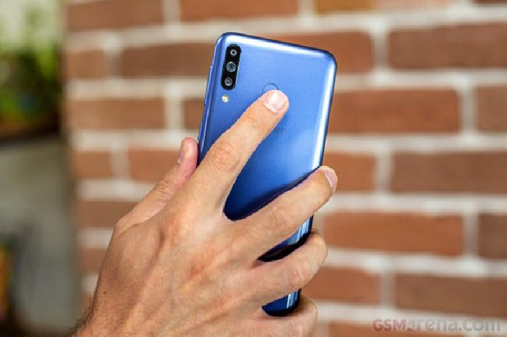 Samsung trang bị cho M30 nhiều tính năng bảo mật và tiện ích như chế độ ban đêm (Night Mode), Samsung Pay, Knox và Pass. Người dùng có thể mở khoá điện thoại thông qua cảm biến vân tay ở phía sau.