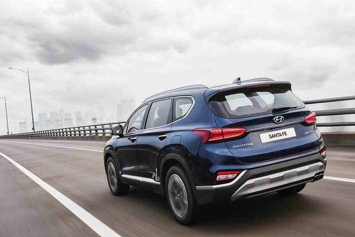 SantaFe 2020 bản SE và SEL còn có thêm tính năng cảnh báo sự hiện diện của người ngồi sau, tránh tình trạng bỏ quên người hoặc vật nuôi trên xe.