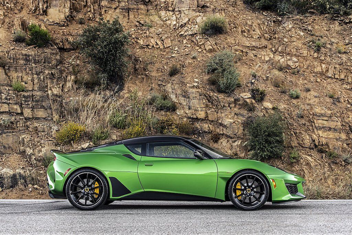 Hệ thống phanh của Evora GT cũng là loại "hàng hiệu" AP Racing với heo 4 piston cho cả bánh trước và sau, trong khi 4 vành xe được bọc xung quanh bởi lốp thể thao Michelin Pilot Sport Cup 2.