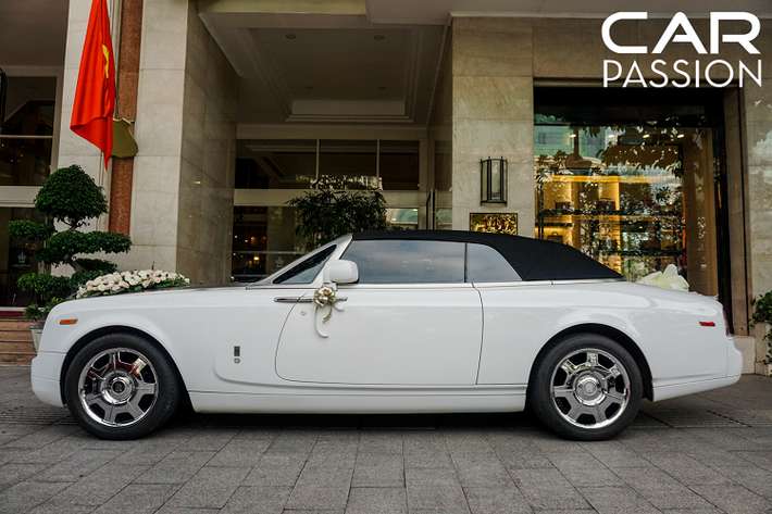 Rolls-Royce Phantom Drophead Coupe là mẫu xe mui với 4 chỗ ngồi những chỉ có 2 cửa nên phần cửa trên phiên bản mui trần của dòng Phantom huyền thoại đạ được nới rộng phần cửa ra để thuận tiện cho việc ra vào băng ghế phía sau.