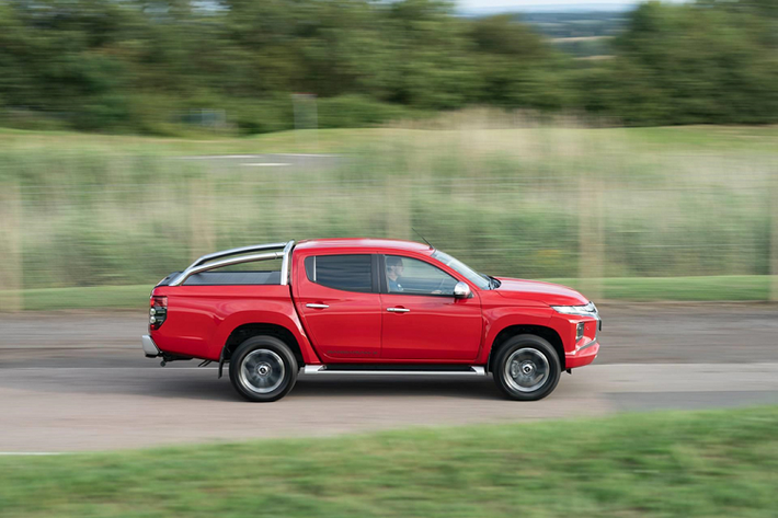 Giá xe Mitsubishi Triton 2020 bán tại Anh với giá khởi điểm khoảng 26.000 USD. Với kiểu dáng thông minh, Triton mới đã được cải tiến sử dụng ngôn ngữ thiết kế Dynamic shield ở phía trước, nắp ca-pô được nâng cao hơn, vòm bánh xe vuông vắn, đèn pha LED và đèn LED HID, cũng như mâm hợp kim 18 inch ở mọi cấu hình.