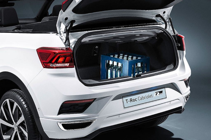 Bên trong cabin, thiết kế bảng táp-lô của T-Roc Cabriolet được thừa hưởng từ model với thân xe wagon 5 cửa truyền thống. Những tuỳ chọn cao cấp như dàn âm thanh Beats Audio, bảng đồng hồ màn hình 11,7 inch hay hệ thống thông tin giải trí với màn hình 8 inch vẫn tiếp tục xuất hiện trên chiếc xe.